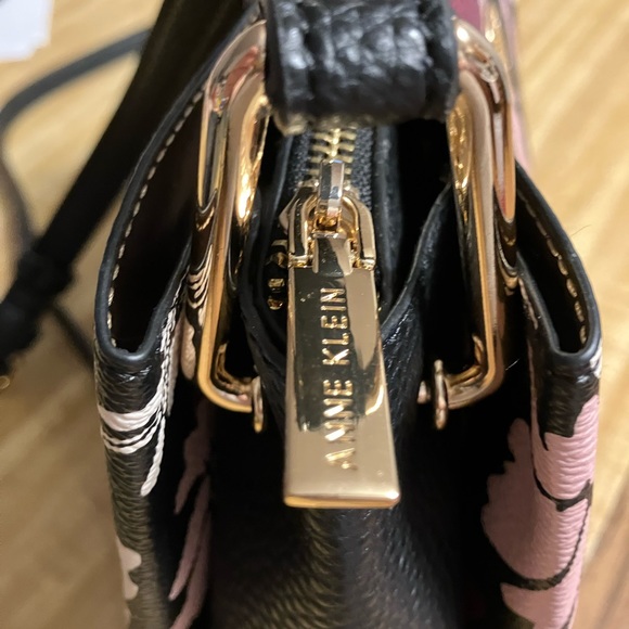 🌸Anne Klein Floral Crossbody - Picture 7 of 7